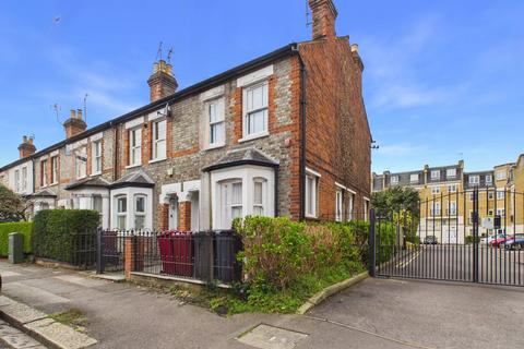 2 bed property, in De Montfort Road, £280,000