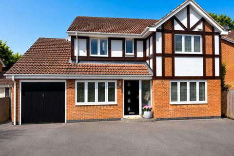 5 bed property, in Swallow Close, £450,000