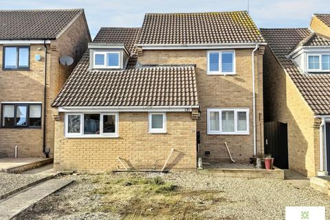 4 bed property, in Farndale Drive, £250,000