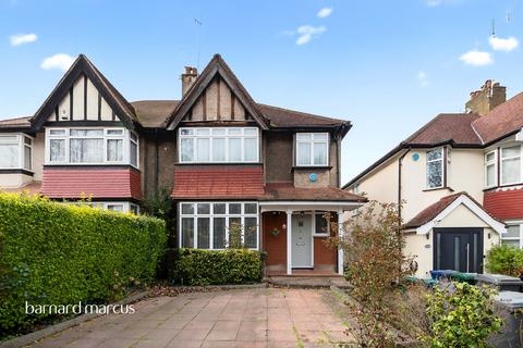 3 bed property, in Leicester Road, £775,000