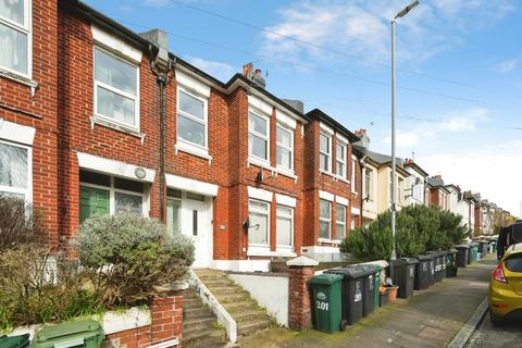 2 bed property, in Bear Road, £270,000