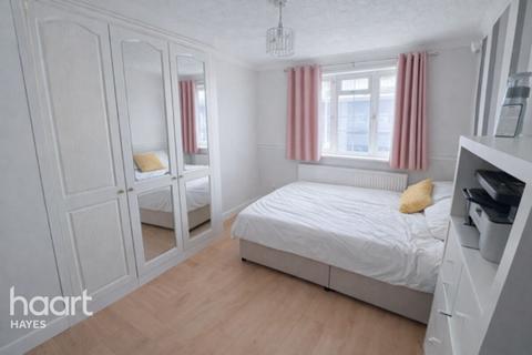 4 bed property, in Frogmore Avenue, £625,000