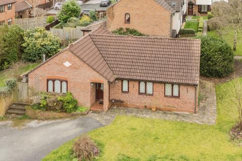 3 bed property, in Drummond Way, £325,000