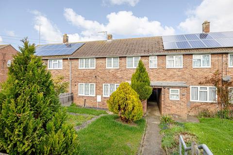 3 bed property, in Hall Close, £275,000