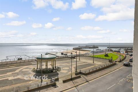 1 bed property, in Wellington Crescent, £140,000