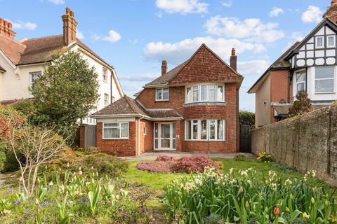 5 bed property, in Southdown Road, £750,000