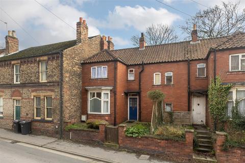 3 bed property, in Old Maltongate, £199,000