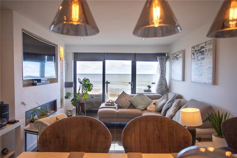 2 bed property, in New South Promenade, £295,000
