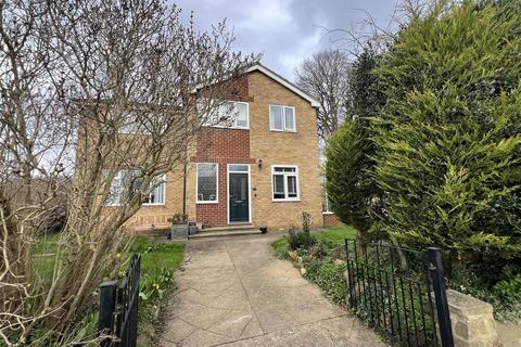 5 bed property, in Pentland Grove, £399,950