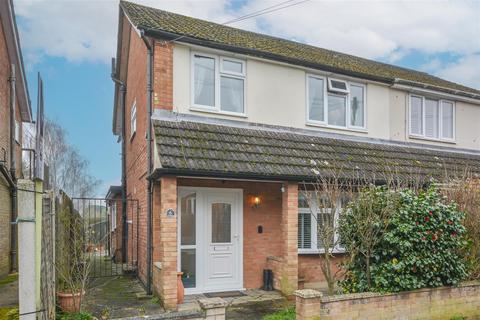 3 bed property, in Meadows Close, £525,000