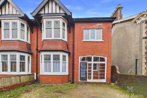 5 bed property, in St. Johns Avenue, £220,000