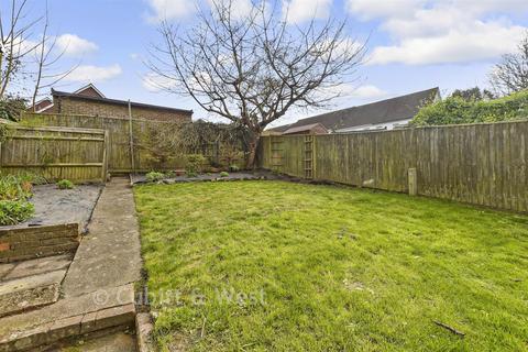 3 bed property, in Manor Way, £300,000