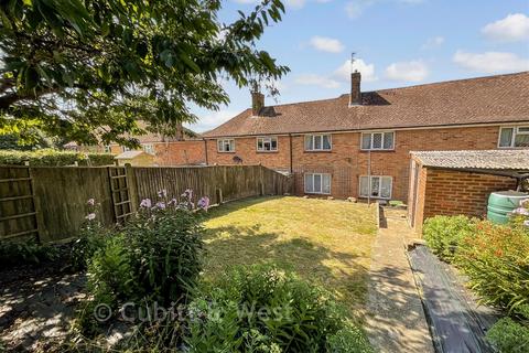 3 bed property, in Manor Way, £285,000