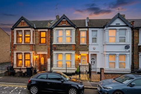 3 bed property, in Essex Road, £500,000