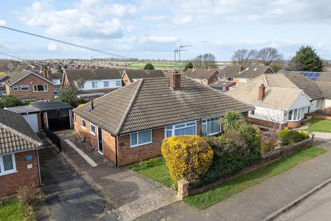 2 bed property, in Plumtree Avenue, £250,000