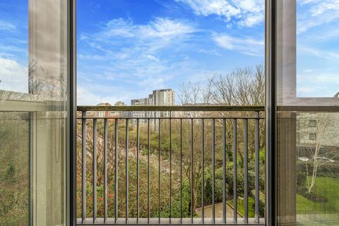 1 bed property, in Market Road, £400,000