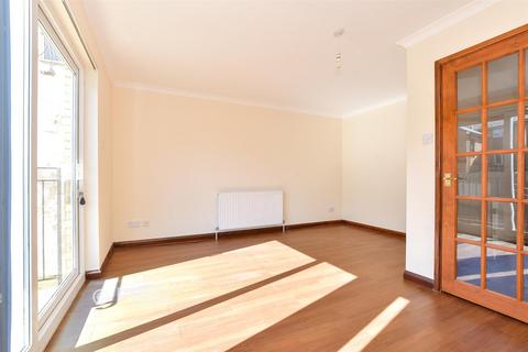 2 bed property, in Union Road, £180,000