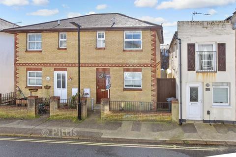 2 bed property, in Union Road, £195,000