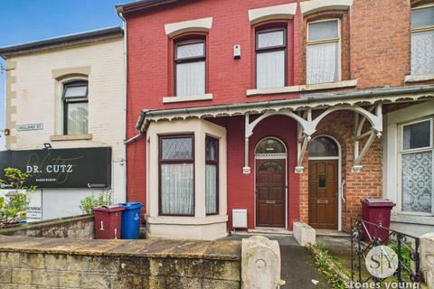3 bed property, in Holland Street, £180,000