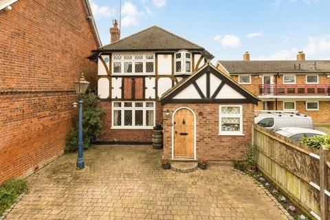 4 bed property, in Elm Road, £599,950