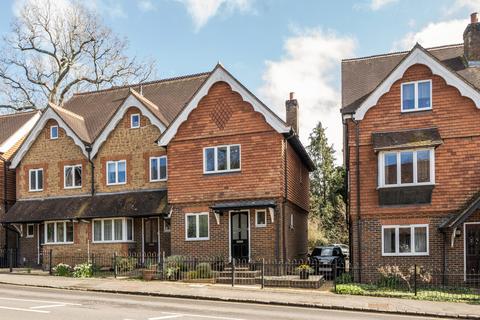2 bed property, in Fernhurst, £399,000