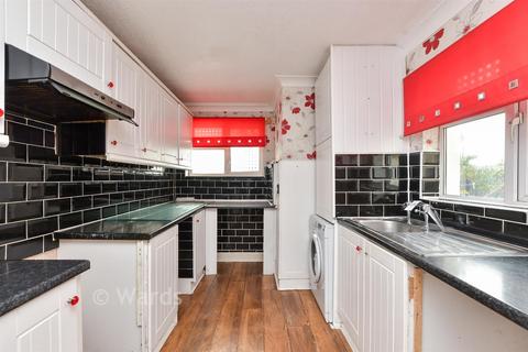 3 bed property, in Victoria Avenue, £220,000