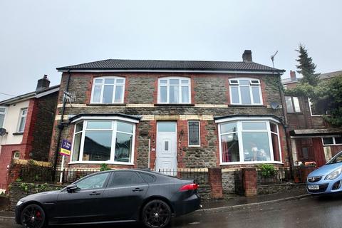 3 bed property, in Windsor Avenue, £220,000