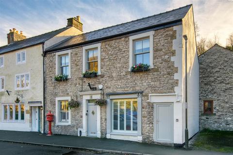 5 bed property, in Commercial Road, £625,000