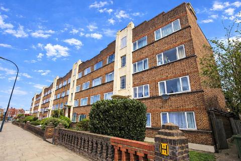 2 bed property, in Lee High Road, £300,000