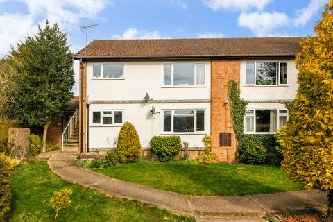 2 bed property, in Hill Close, £325,000