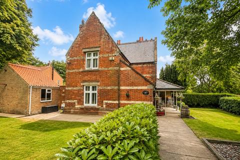 3 bed property, in Church Lane, £350,000
