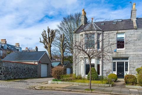 6 bed property, in 128 Desswood Place, £430,000