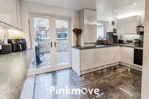 3 bed property, in Rosemead, £270,000