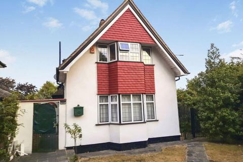 2 bed property, in Old Hatch Manor, £685,000