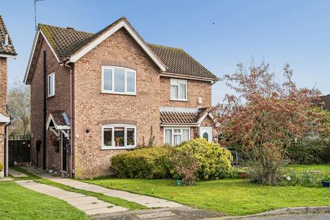 2 bed property, in Burnley Close, £400,000