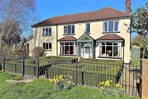 4 bed property, in Waltham Road, £450,000