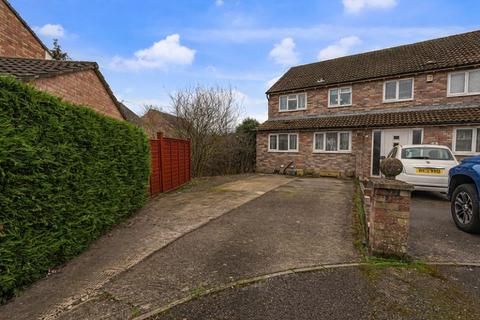 3 bed property, in Laurel Close, £290,000