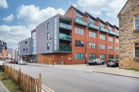 2 bed property, in Green Lane, £130,000