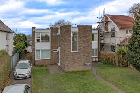 1 bed property, in Greystones Court, £95,000
