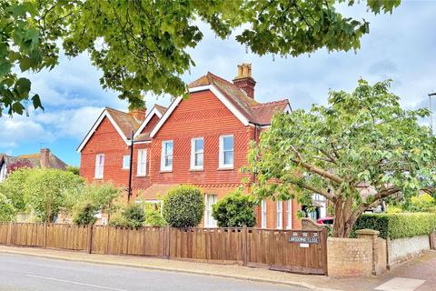 2 bed property, in Lansdowne Road, £340,000