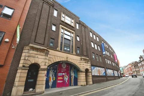 1 bed property, in Queen Street, £37,000