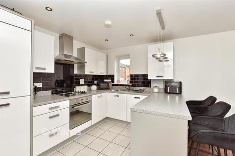 2 bed property, in Easton Drive, £160,000