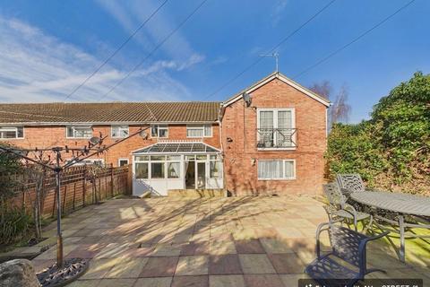 5 bed property, in Imjin Road, £450,000
