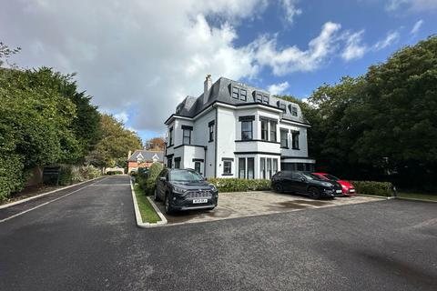 2 bed property, in Christchurch Road, £230,000