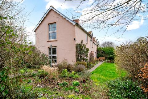 3 bed property, in Castle Hill, £325,000