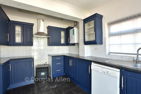 3 bed property, in Arterial Road, £300,000