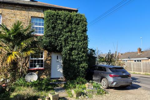 2 bed property, in Oak Road, £250,000