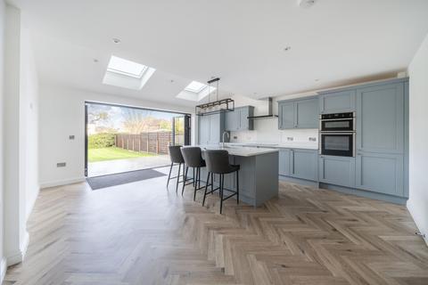 3 bed property, in St. Andrews Road, £475,000