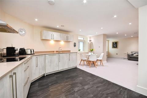 2 bed property, in High Street, £400,000