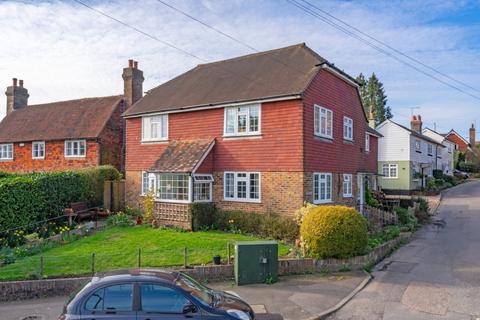 2 bed property, in Sparrows Green, £250,000